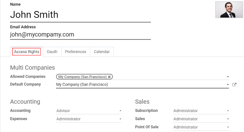 Vista del formulario del usuario enfatizando la pestaña de permisos de acceso en Odoo. 