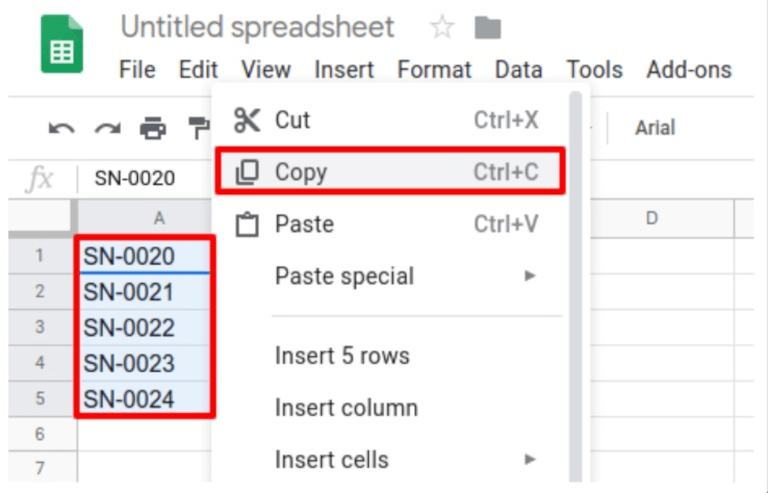 Lista de números de serie que se copió en una hoja de cálculo de Excel.