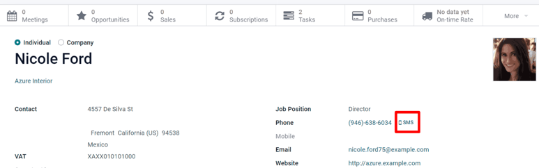 El icono de SMS se ubica en el formulario de contacto de un individuo en la aplicación Contactos de Odoo.